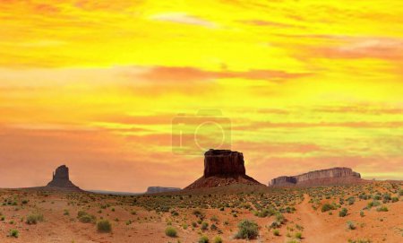 Foto de The Mittens and Merrick Butte at sunrise, Monument Valley, Arizona, USA. - Imagen libre de derechos
