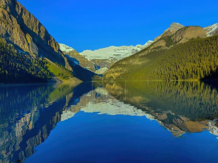 Téléchargez les photos : Montagnes reflétées dans le lac glaciaire, lac Moraine, parc national Banff, Alberta, Canada. - en image libre de droit
