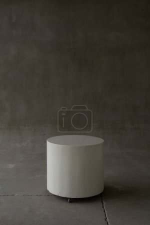Téléchargez les photos : Cylindre solitaire dans le photoespace sombre - en image libre de droit