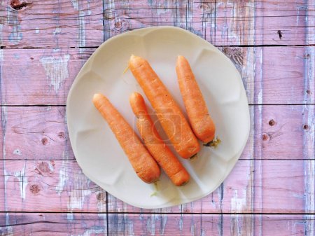 Téléchargez les photos : Gros plan des carottes sur le fond en bois - en image libre de droit