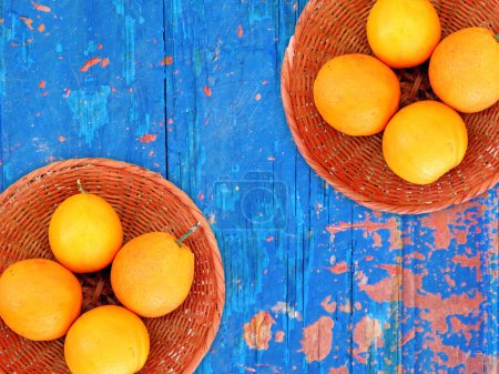 Téléchargez les photos : Oranges sur fond bois vue de dessus - en image libre de droit