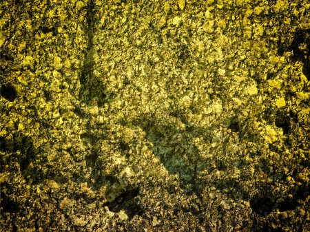 Foto de Primer plano de textura de piedra teñida de amarillo para el fondo - Imagen libre de derechos