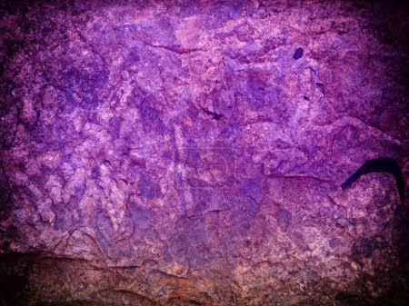 Téléchargez les photos : Gros plan de la texture de pierre teintée pourpre pour le fond - en image libre de droit