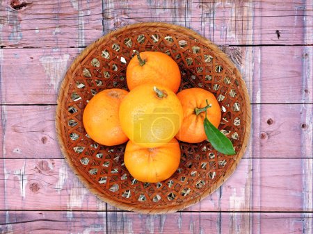 Téléchargez les photos : Oranges sur fond en bois - en image libre de droit