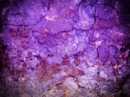 Foto de Primer plano plano de textura de piedra teñida púrpura para el fondo - Imagen libre de derechos