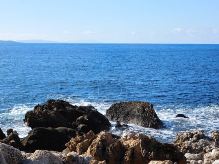 Foto de Increíble vista de la hermosa costa rocosa del mar - Imagen libre de derechos