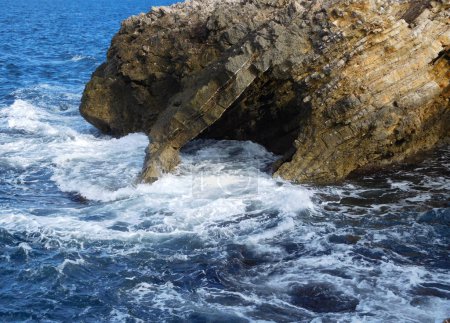 Téléchargez les photos : Vue imprenable sur la belle mer côte rocheuse - en image libre de droit