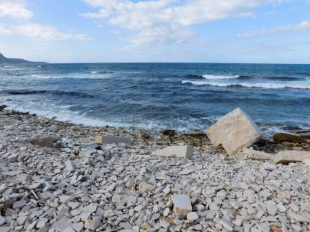 Téléchargez les photos : Vue imprenable sur la belle mer côte rocheuse - en image libre de droit