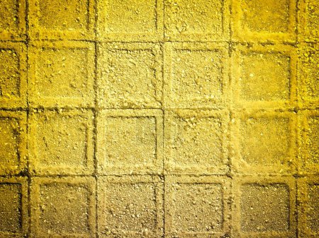Foto de Primer plano de azulejos de piedra teñida de color amarillo textura para el fondo - Imagen libre de derechos