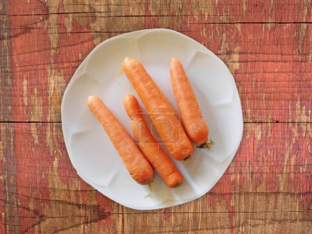 Téléchargez les photos : Gros plan des carottes sur le fond en bois - en image libre de droit