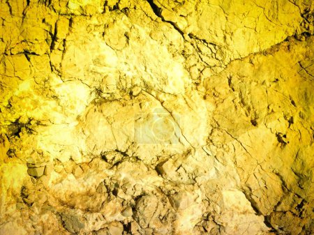Foto de Primer plano de textura de piedra teñida de amarillo para el fondo - Imagen libre de derechos