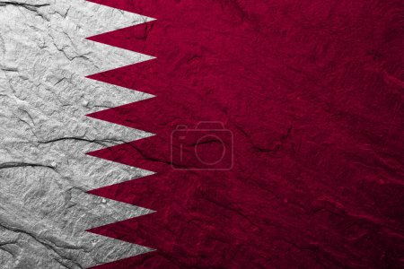Téléchargez les photos : Drapeau Qatar sur texture de pierre brute rayée - en image libre de droit