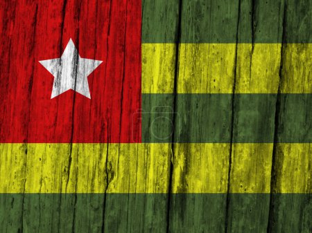 Téléchargez les photos : Togo drapeau sur fond de bois grunge - en image libre de droit