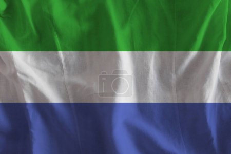 Foto de Bandera de Sierra Leona sobre superficie ondulada de tela - Imagen libre de derechos