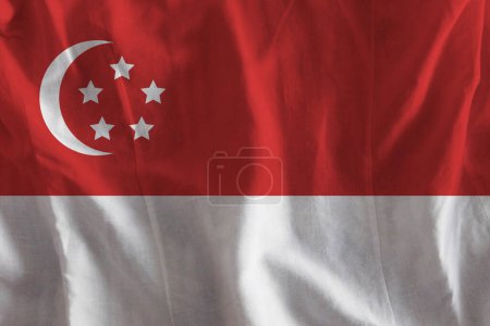 Foto de Bandera de Singapur en la superficie ondulada de la tela - Imagen libre de derechos