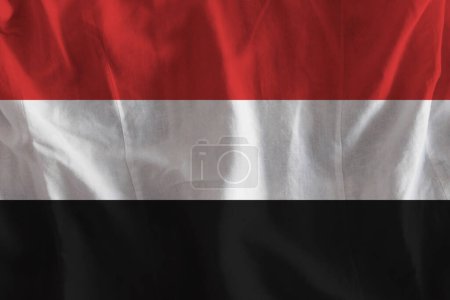 Foto de Bandera de Yemen en la superficie ondulada de la tela - Imagen libre de derechos