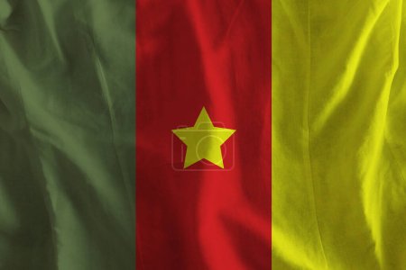 Téléchargez les photos : Drapeau du Cameroun sur la surface ondulée du tissu - en image libre de droit