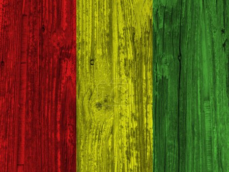 Téléchargez les photos : Drapeau de Guinée sur fond bois grunge - en image libre de droit