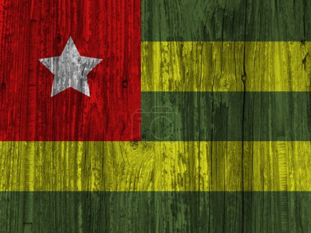 Téléchargez les photos : Togo drapeau sur fond de bois grunge - en image libre de droit
