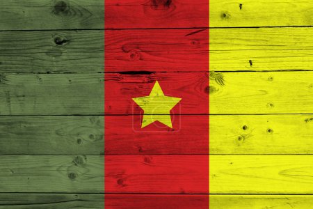 Foto de Bandera de Camerún sobre fondo grunge de madera - Imagen libre de derechos