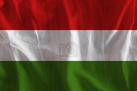 Téléchargez les photos : Drapeau Hongrie sur la surface ondulée du tissu - en image libre de droit