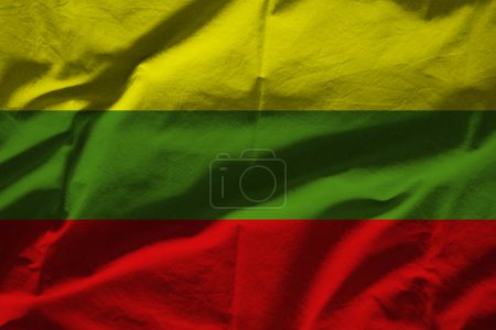 Téléchargez les photos : Drapeau de Lituanie sur la surface ondulée du tissu - en image libre de droit
