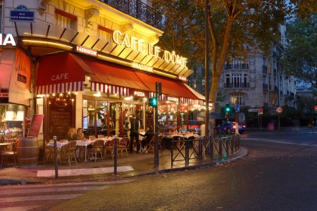 Téléchargez les photos : PARIS, FRANCE - 20 octobre 2022 : Café Le Dome est un café typiquement français situé près de la tour Eiffel à Paris, France. - en image libre de droit