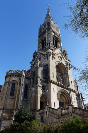 Téléchargez les photos : Notre-Dame-de-la-Croix-de-Menilmontant est une église paroissiale catholique romaine située à Menilmontant, dans le 20ème arrondissement de Paris. - en image libre de droit