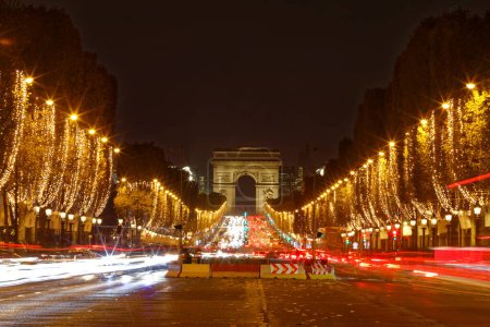 Téléchargez les photos : L'Arc de Triomphe et l'avenue des Champs-Élysées illuminées pour Noël 2022 la nuit, Paris, France. - en image libre de droit