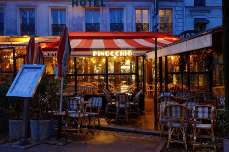 Foto de París, Francia - 15 de enero de 2023: Café tradicional francés Pinocho situado en el barrio de Montparnasse, cerca de la estación Montparnasse, la torre Montparnasse y las galerías Lafayette - Imagen libre de derechos