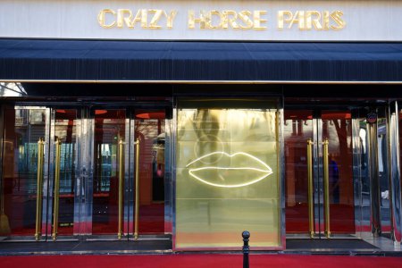 Foto de Paris, France-January 15, 2023 : The cabaret Crazy Horse is the most iconic of all the parisian cabarets located at avenue George V in Paris, France. - Imagen libre de derechos