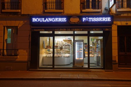 Téléchargez les photos : Paris, France - 27 février 2023 : Au Pain de Verdun est une boulangerie et boulangerie française traditionnelle située dans le centre de Suresnes, rue Verdun. - en image libre de droit