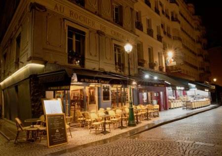 Téléchargez les photos : PARIS, France - 26 mars 2023 : Au Rocher de Cancale est un restaurant français traditionnel situé dans le 2ème arrondissement de Paris, rue Montorgueil. Il a été fondé en 1804 . - en image libre de droit