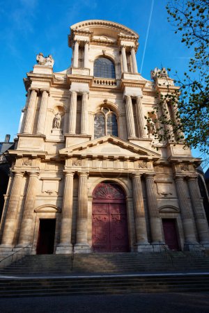 Foto de St-Gervais-et-St-Protais Iglesia de París en el día soleado. Se encuentra en la Place Saint-Gervais en el distrito de Marais, al este del Ayuntamiento. París. Francia. - Imagen libre de derechos