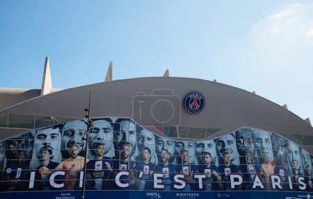 Téléchargez les photos : PARIS, FRANCE-08 Avril 2023 : Toute l'équipe de PSG à l'entrée principale du stade du Parc des Princes, terrain de football du club de Ligue 1 Paris Saint-Germain - en image libre de droit