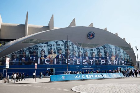 Téléchargez les photos : PARIS, FRANCE-08 Avril 2023 : Toute l'équipe de PSG à l'entrée principale du stade du Parc des Princes, terrain de football du club de Ligue 1 Paris Saint-Germain - en image libre de droit