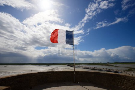 Foto de Bandera de Francia en frente del cielo azul - Bandera de Francia en el viento iluminado - Imagen libre de derechos