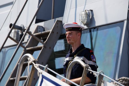 Téléchargez les photos : ROUEN, NORMANDY, FRANCE - 10 juin 2023 : Le marin français non identifié participant au rassemblement Armada de grands voiliers sur la Seine. - en image libre de droit