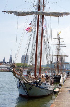 Téléchargez les photos : Rouen, France-10 juin 2023 : goélette hollandaise à voile sur la Seine, pour l'exposition Armada. C'est un navire à passagers qui a été construit en 1963 et navigue sous le drapeau des Pays-Bas. - en image libre de droit