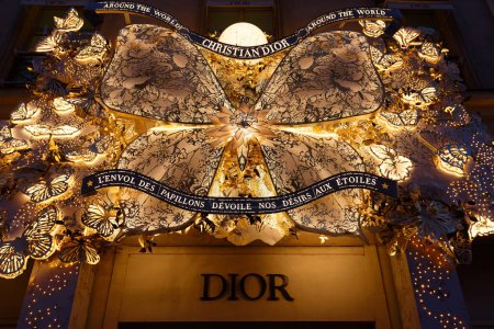 Téléchargez les photos : Paris, France - 22 novembre 2023 : : Vue de la façade de Christian Dior Paris avec décoration de Noël. Il est situé dans la prestigieuse rue Saint Honore dans le centre de Paris. - en image libre de droit