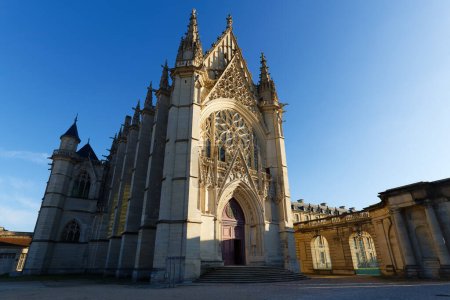 Die Sainte-Chapelle ist eine gotische königliche Kapelle innerhalb der Befestigungsanlagen der Burg Vincennes. Frankreich.