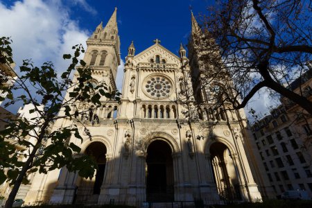 Foto de Hermosa iglesia de Saint-Ambroise situada en la capital francesa París. Fue construido en el estilo ecléctico entre 1863 y 1868 - Imagen libre de derechos
