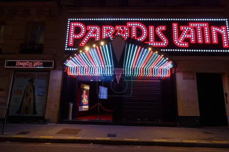 Foto de París, Francia-05 de enero de 2024: El Paradis Latin es el cabaret más antiguo de la capital francesa. Situado en el corazón de la orilla izquierda de París, entre Notre-Dame y el Panteón . - Imagen libre de derechos