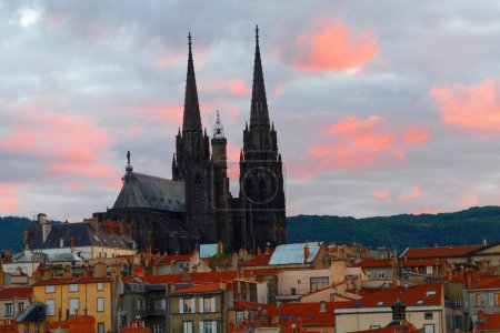Foto de La Catedral de Nuestra Señora de la Asunción de Clermont-Ferrand es una catedral gótica y monumento nacional francés situada en la ciudad de Clermont Ferrand, Francia.. - Imagen libre de derechos