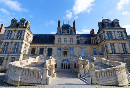 Escalera principal de herradura del palacio de Fontainebleau, sirvió como residencia para los monarcas franceses de Luis VII a Napoleón III.