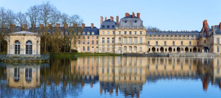Schönes mittelalterliches Wahrzeichen - königliches Jagdschloss Fontainbleau mit Spiegelung im Teichwasser. Palast von Fontainebleau - eines der größten königlichen Schlösser Frankreichs, UNESCO-Weltkulturerbe