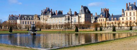Schönes mittelalterliches Wahrzeichen - königliches Jagdschloss Fontainbleau mit Spiegelung im Teichwasser. Palast von Fontainebleau - eines der größten königlichen Schlösser Frankreichs, UNESCO-Weltkulturerbe