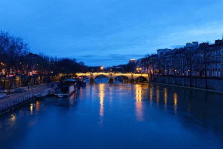 La vista panorámica del puente Ponte Marie sobre el río Sena por la noche, París, Francia. Es uno de los puentes más antiguos de París que data del siglo XVII..