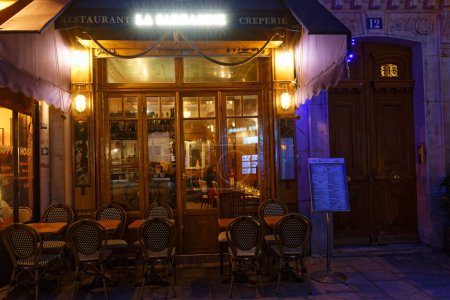 Foto de París, Francia-07 de marzo de 2024: El pequeño restaurante francés tradicional La Sarrasine se encuentra en la calle Jean du Bellay, cerca de la catedral de Notre Dame, París, Francia. - Imagen libre de derechos