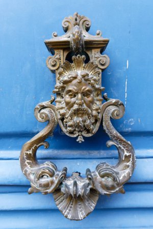 Europea Vintage viejo metal forjado puerta golpeador de hierro. Detalle de diseño. París.Francia